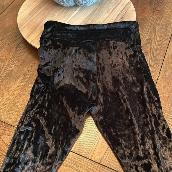 NWOT Fabletics Black Velvet Leggings (Sz L) - Picture 4 of 4